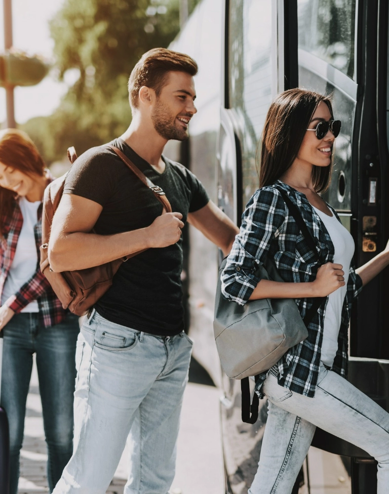 ludzie wchodzący do autobusu